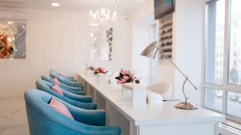 Mô Hình Tiệm Nail Nhỏ: Tăng Doanh Thu 30% Nhờ Phần Mềm Quản Lý