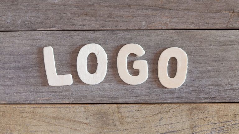 Tạo Logo Nails Ấn Tượng: Tại Sao Chọn Pionails?
