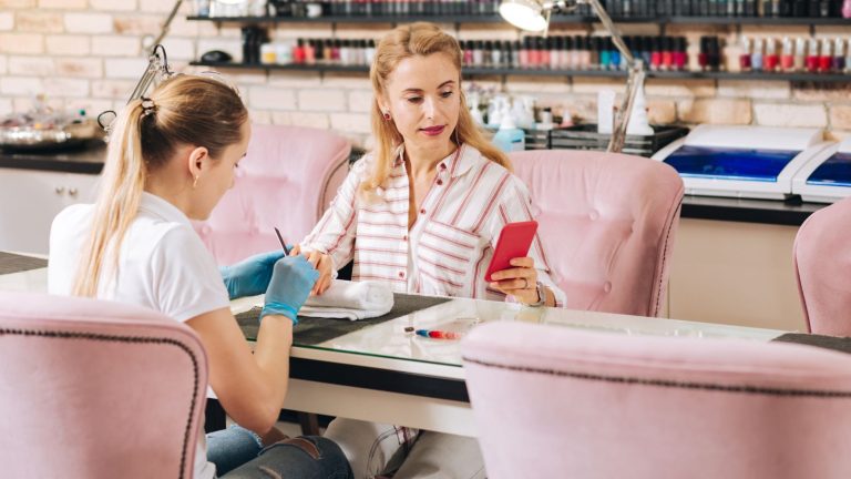 Bí Quyết Tự Thiết Kế Logo Nail Đẹp Mắt và Chuyên Nghiệp Cho Tiệm Của Bạn