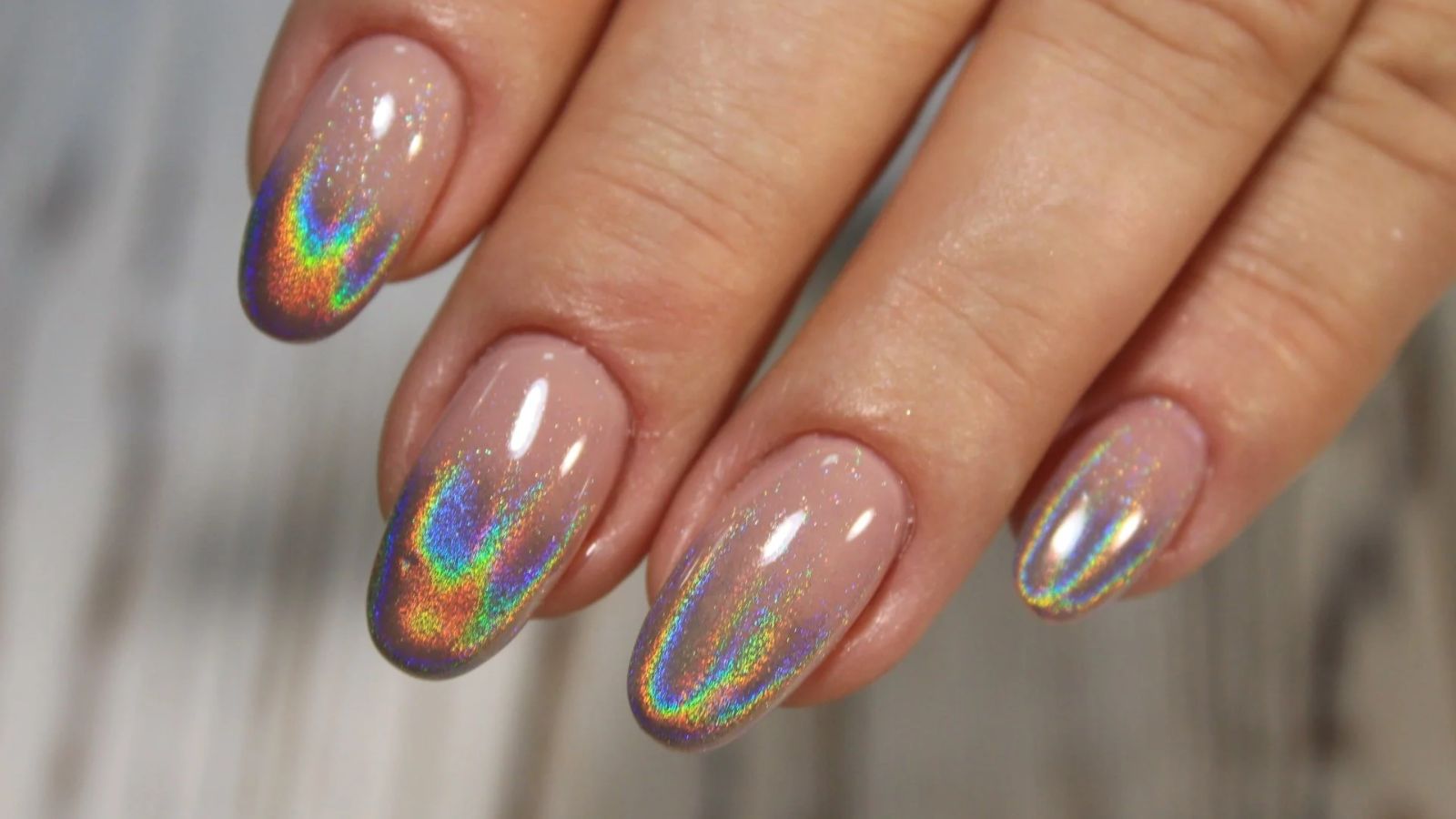Mẫu nail chuyển màu nhẹ nhàng là lựa chọn hoàn hảo cho khách hàng thích sự mềm mại và tự nhiên