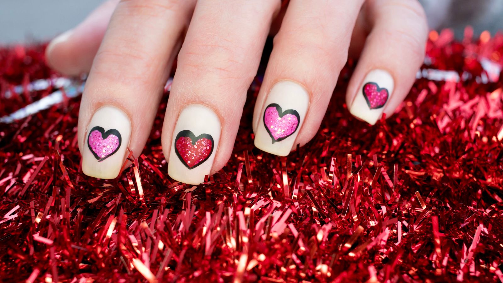 Mẫu nail hình trái tim phù hợp cho các dịp đặc biệt như ngày lễ tình nhân.