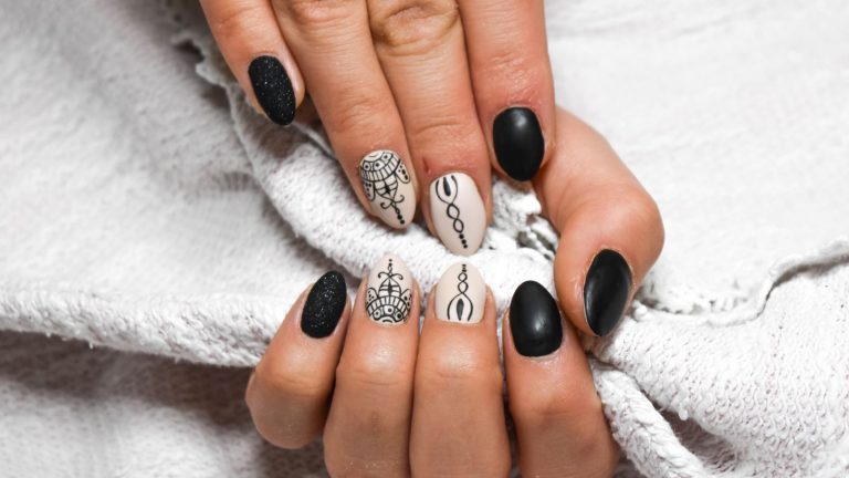 Gợi Ý Những Mẫu Nails Vẽ Đơn Giản, Thu Hút Và Tôn Da
