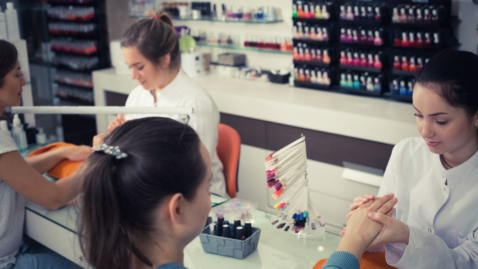 Lợi Ích Khi Sử Dụng Phần Mềm Giám Sát Cho Tiệm Nail