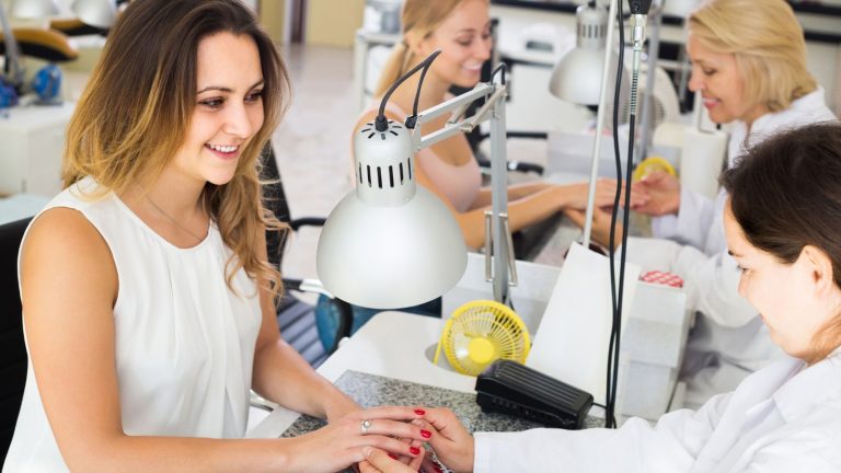 Bảng Giá Tiệm Nail: Cập Nhật Các Dịch Vụ Và Mức Giá Phù Hợp Cho Khách Hàng