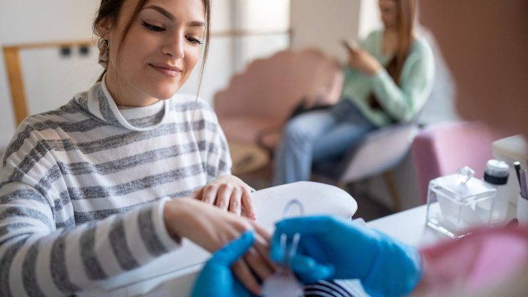 Bạn Có Biết? 90% Tiệm Nail Thành Công Nhờ Phần Mềm Máy Tính Tiền Hiện Đại!