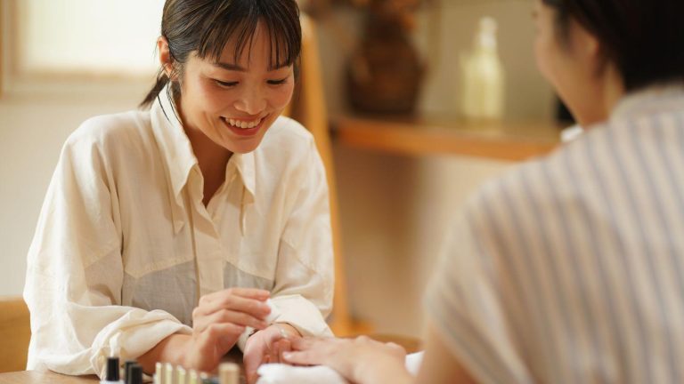 Thợ Nail Ở Mỹ Lương Bao Nhiêu? Cơ Hội, Thách Thức Và Những Điều Cần Biết